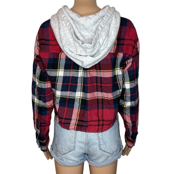 American Eagle Cozy Cabin Cropped Plaid Flannel Hooded Button Down Long Sleeve - Picture 4 of 9